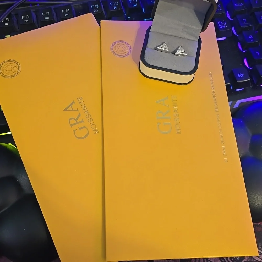 Moissanite Diamond Stud Earrings. D VVS1. Genuine Moissanite - Picture 6 of 6